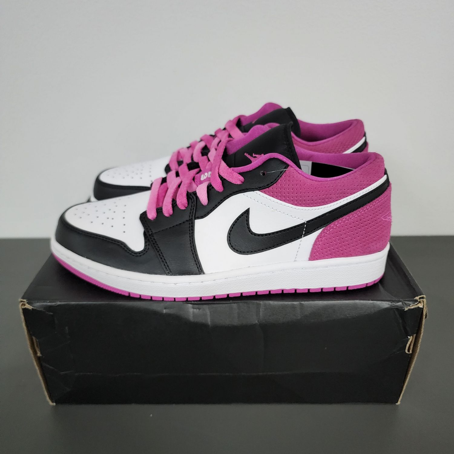 Jordan 1 on sale low “Black Active Fuchsia”