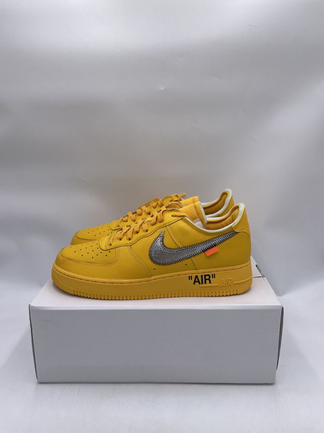 Nike Air Force 1 Low Off-White University Gold Sz 11.5