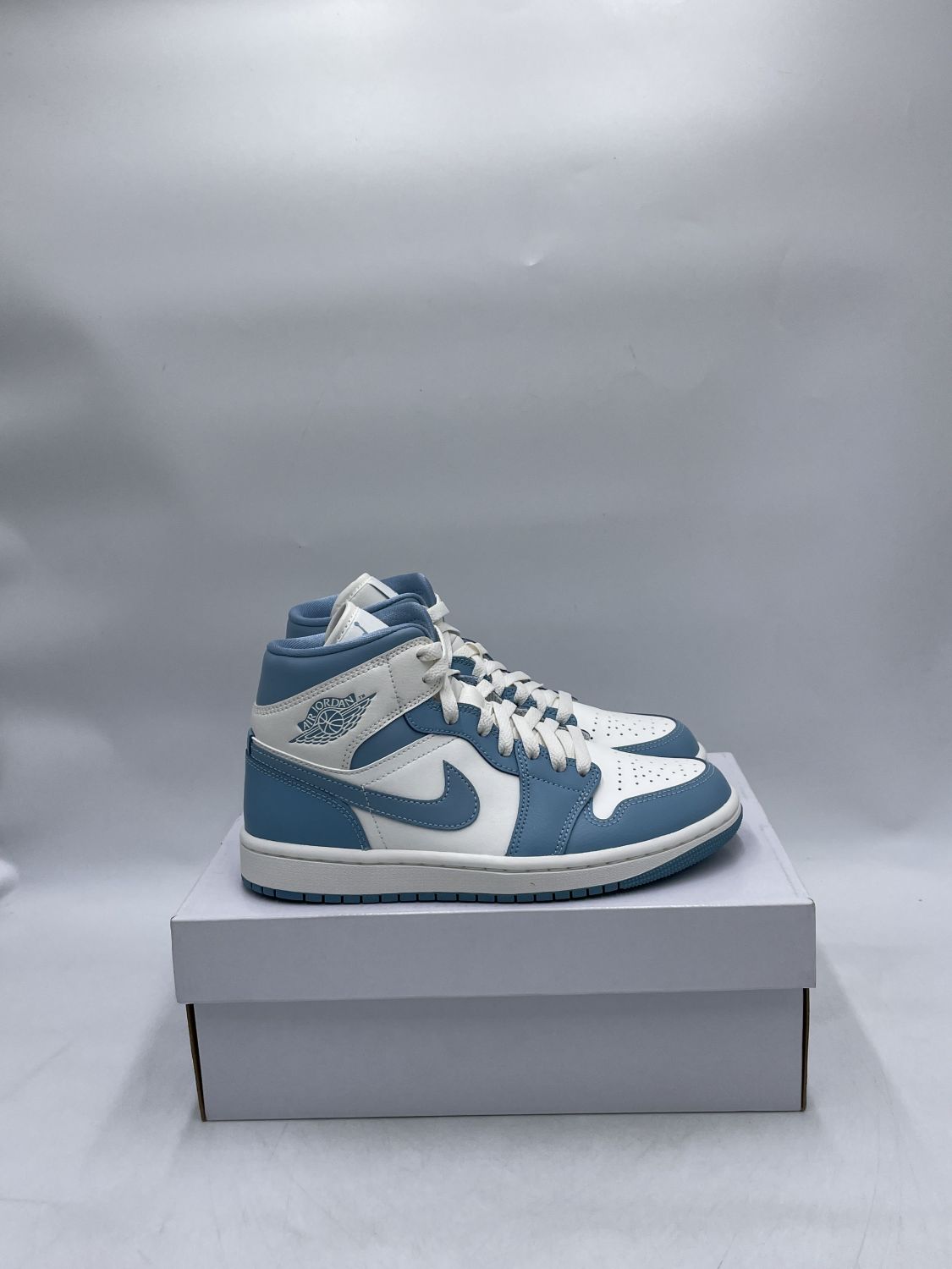 jordan one mid unc