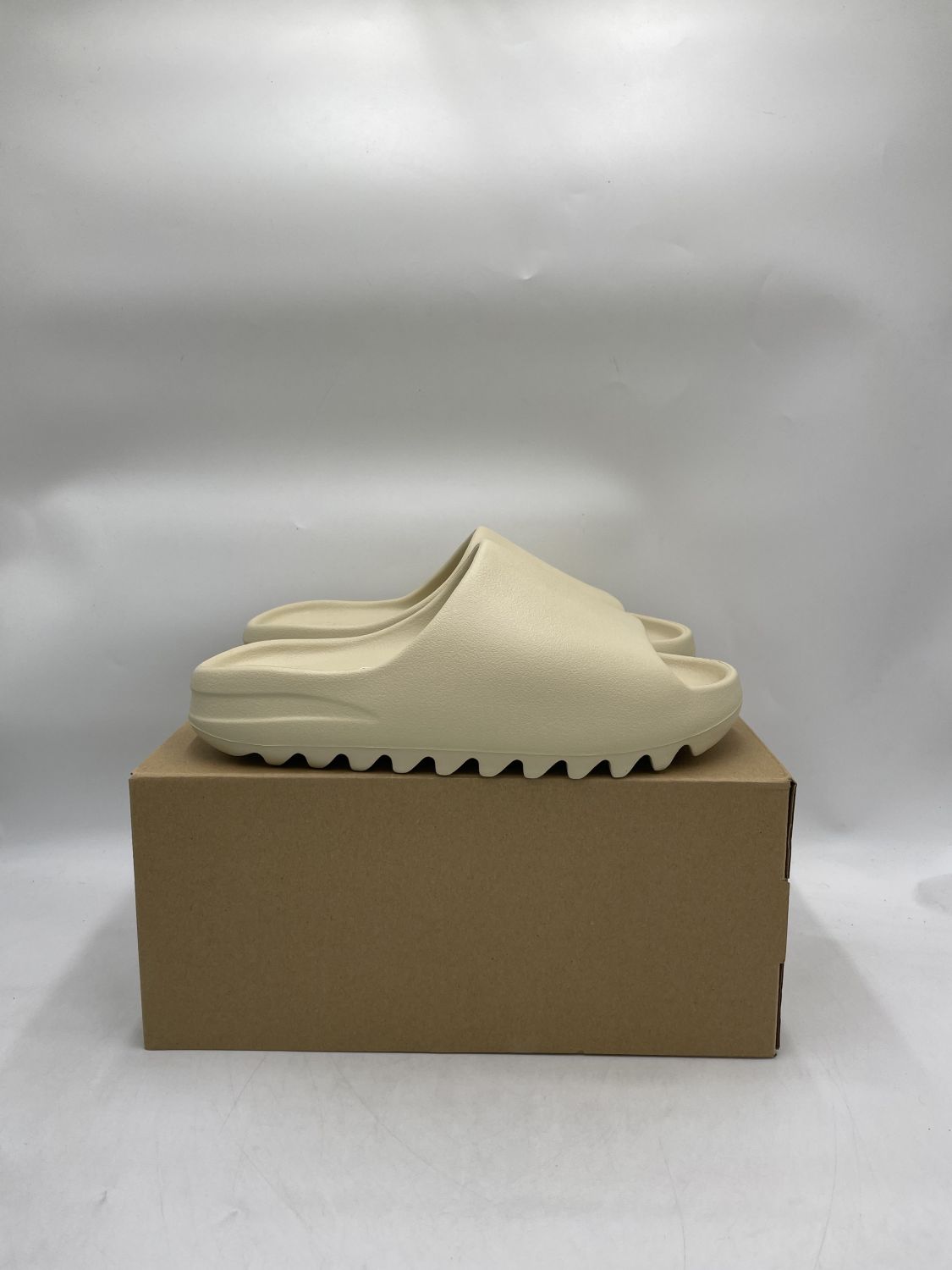 adidas Yeezy Slide 箱あり YEEZY SLIDE(イージースライド)のサイズ感や履き心地を徹底