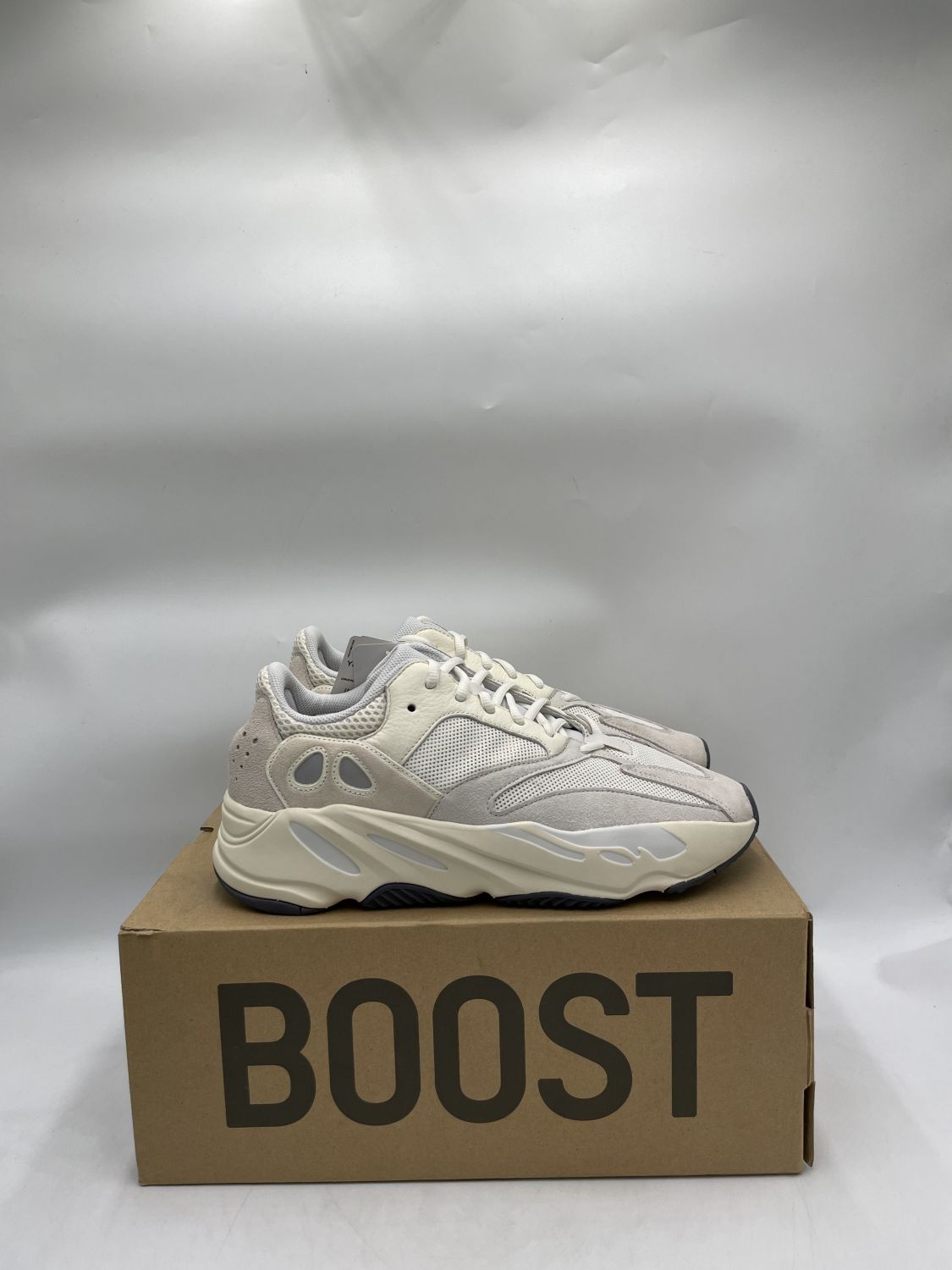 Adidas yeezy hotsell 700 37