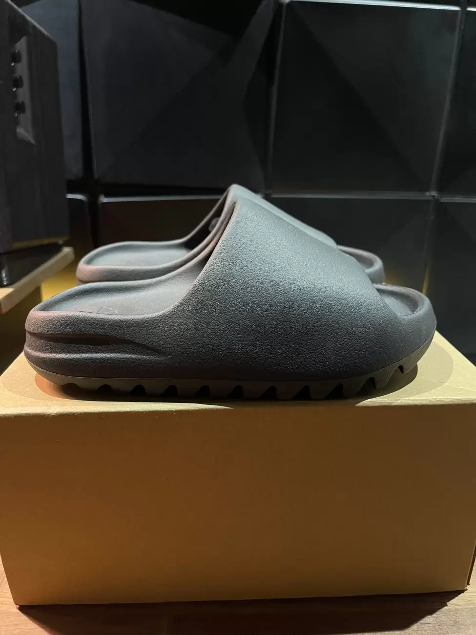 adidas yeezy slide 25.5 Dark Onyx