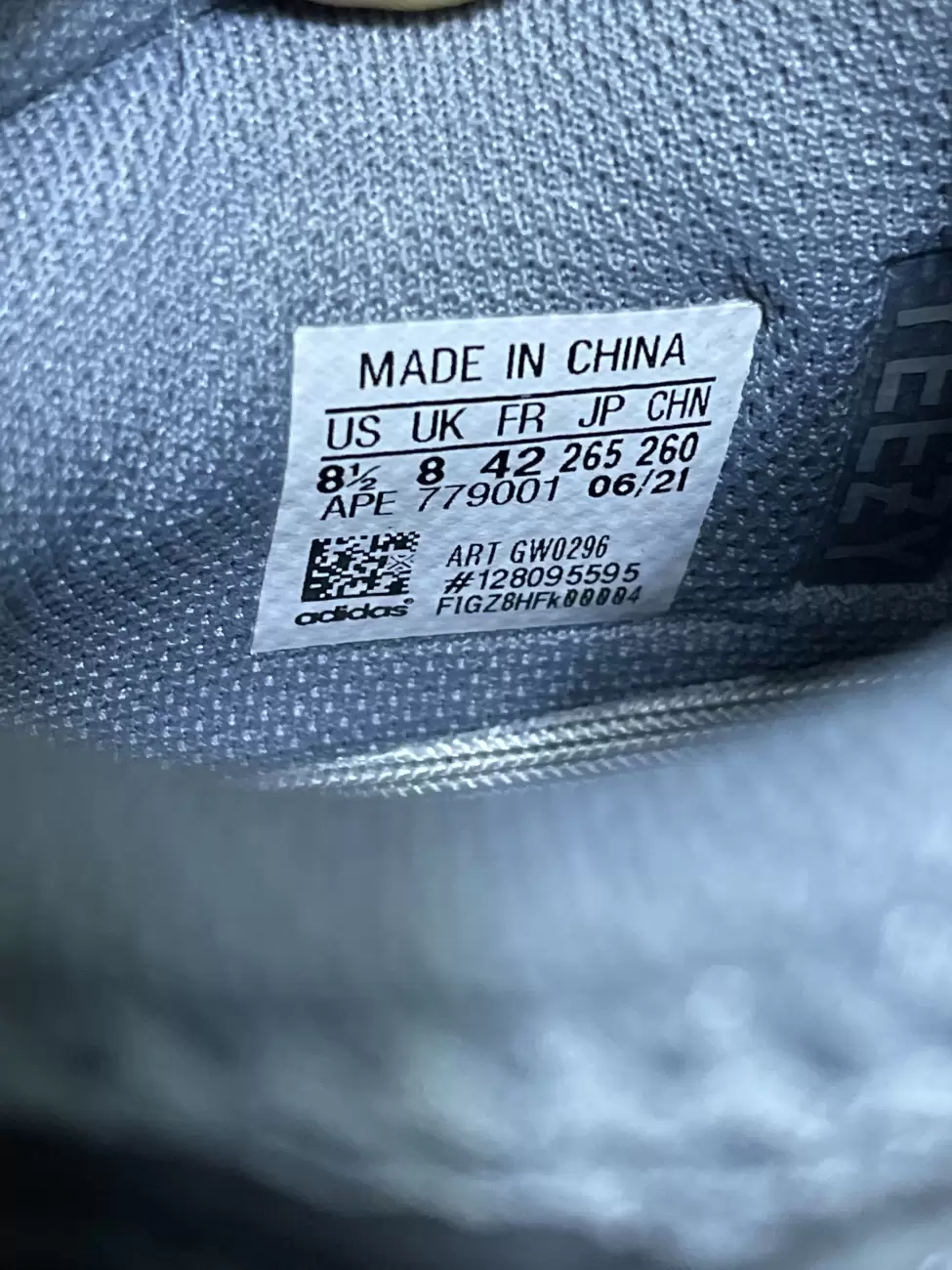 Yeezy 700 size tag 2025