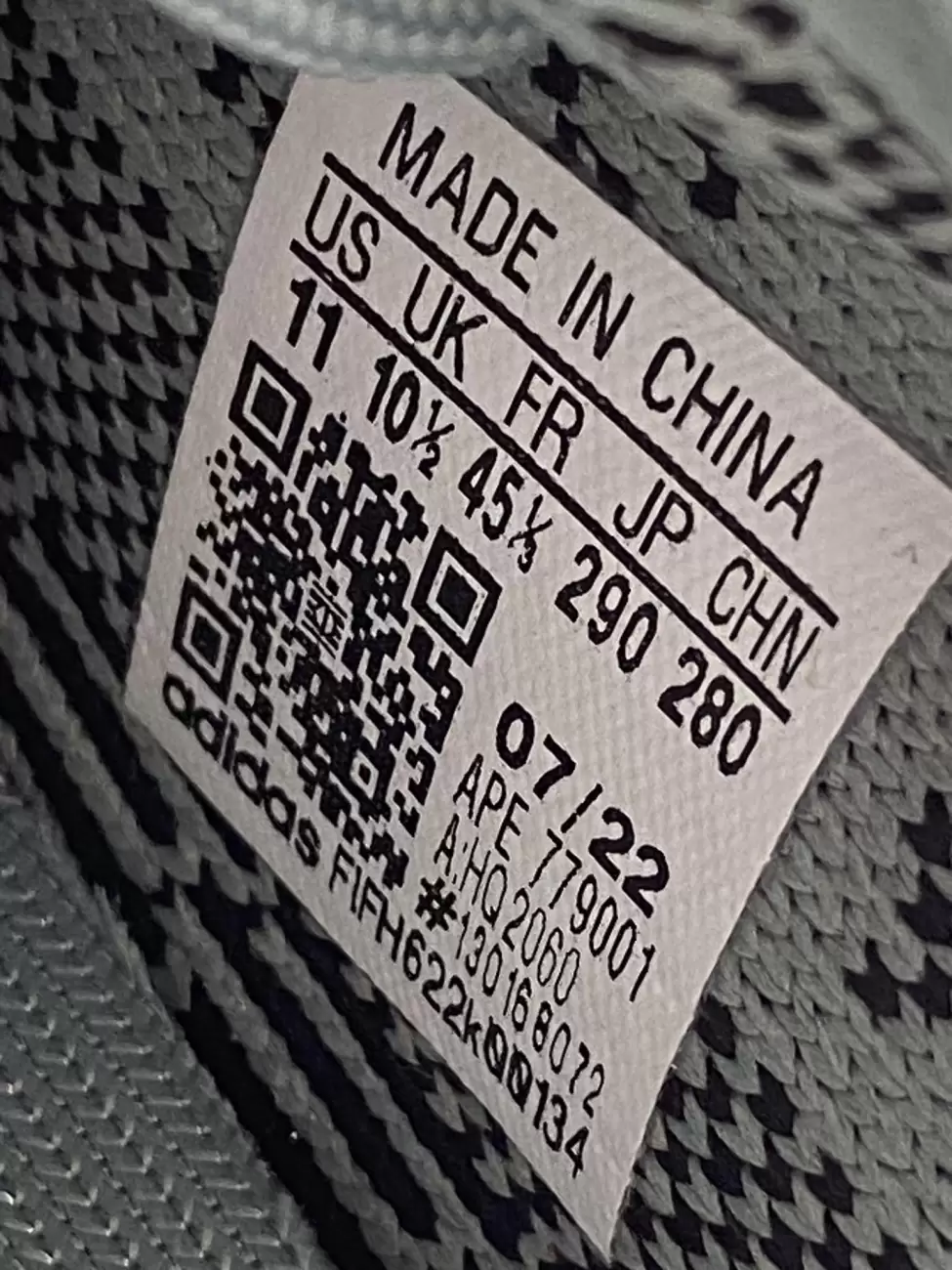 Yeezy ape 779001 2025