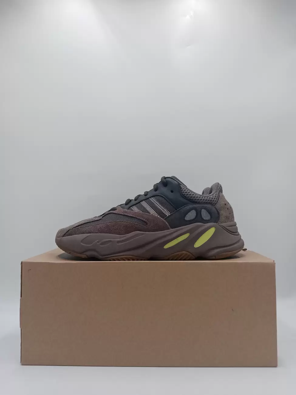 Yeezy 700 best sale mauve box