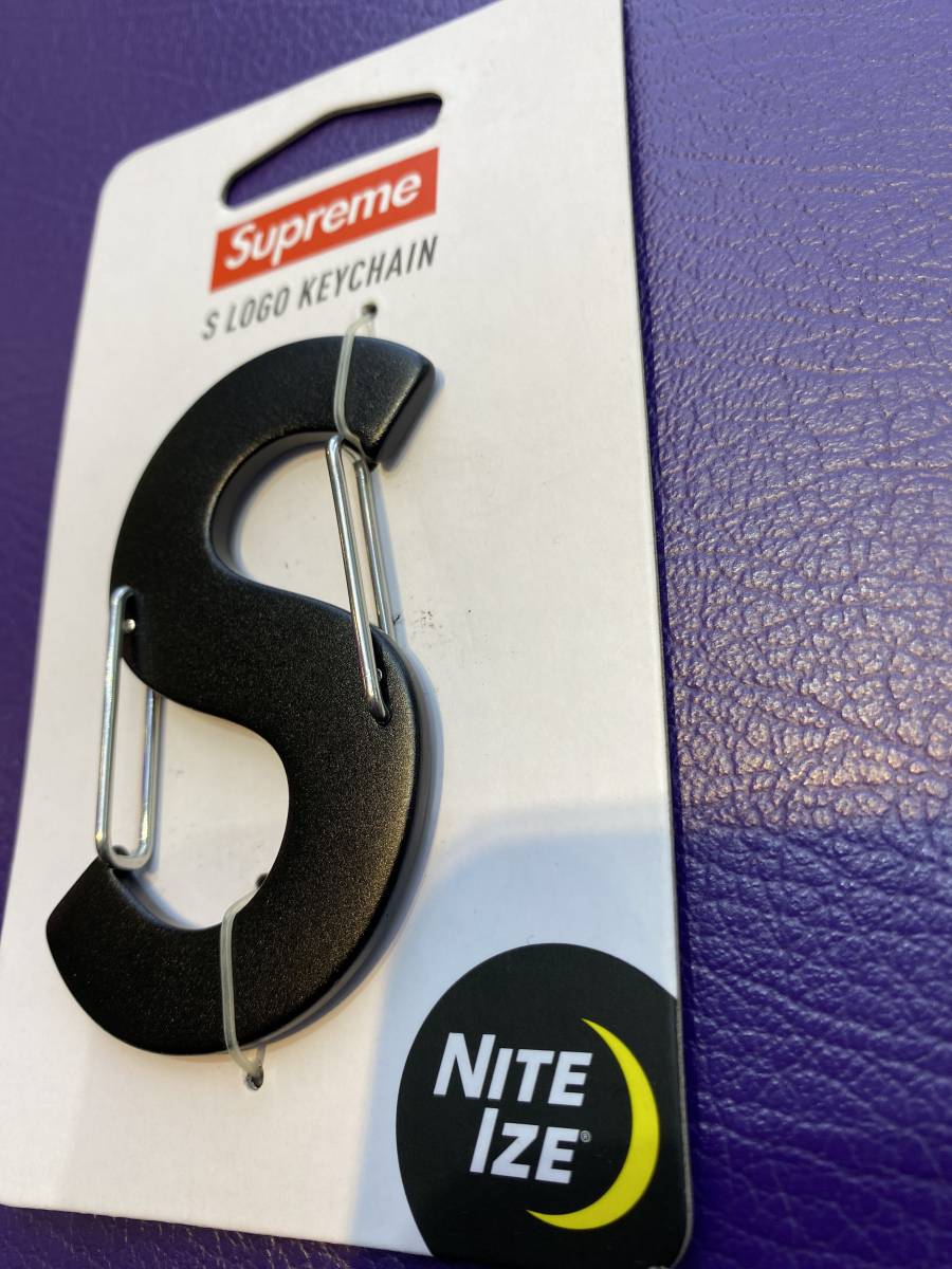 小物 supreme Nite Ize S Logo Keychain BLACK Supreme Nite Ize S Logo Keychain (FW21) - $24