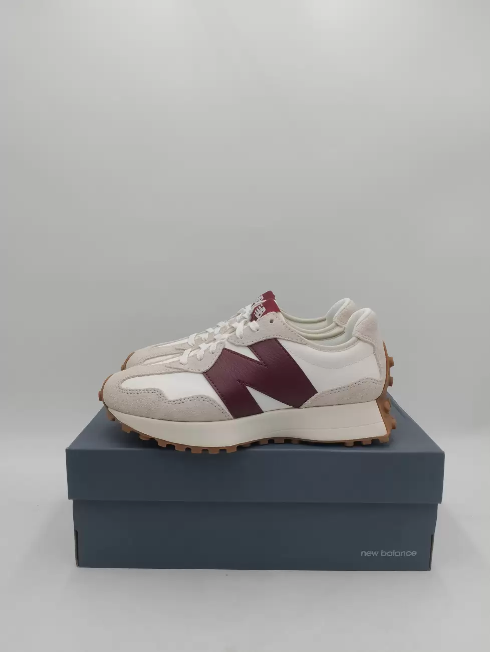 ☆大人気☆New Balance 327 Beige/Burgundy New Balance 327 sneakers in burgundy | ASOS