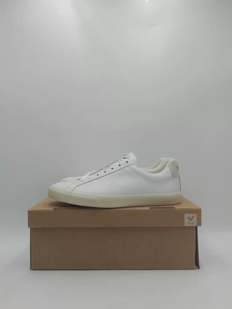 Veja esplar sale extra white