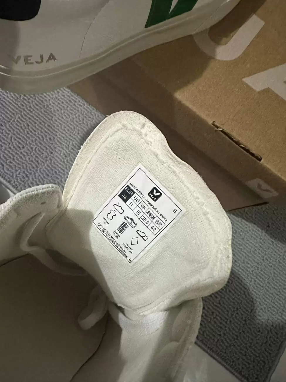 Veja v10 extra outlet white emeraude black