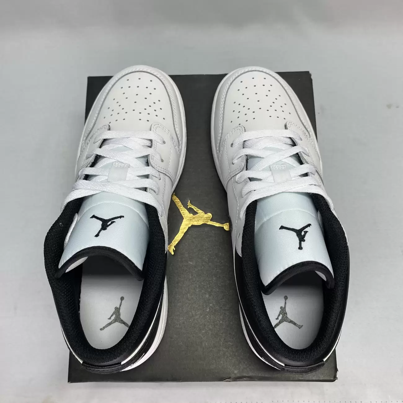 Jordan 1 low cut hotsell all white