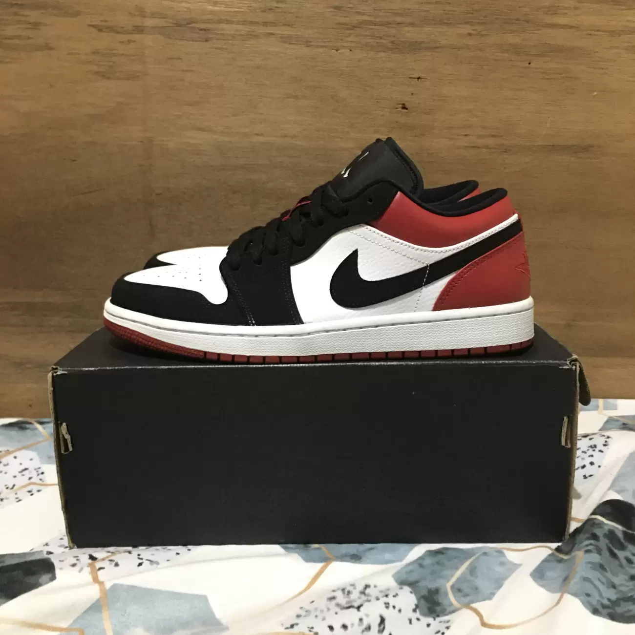 Jordan 1 low hotsell black toe 2019