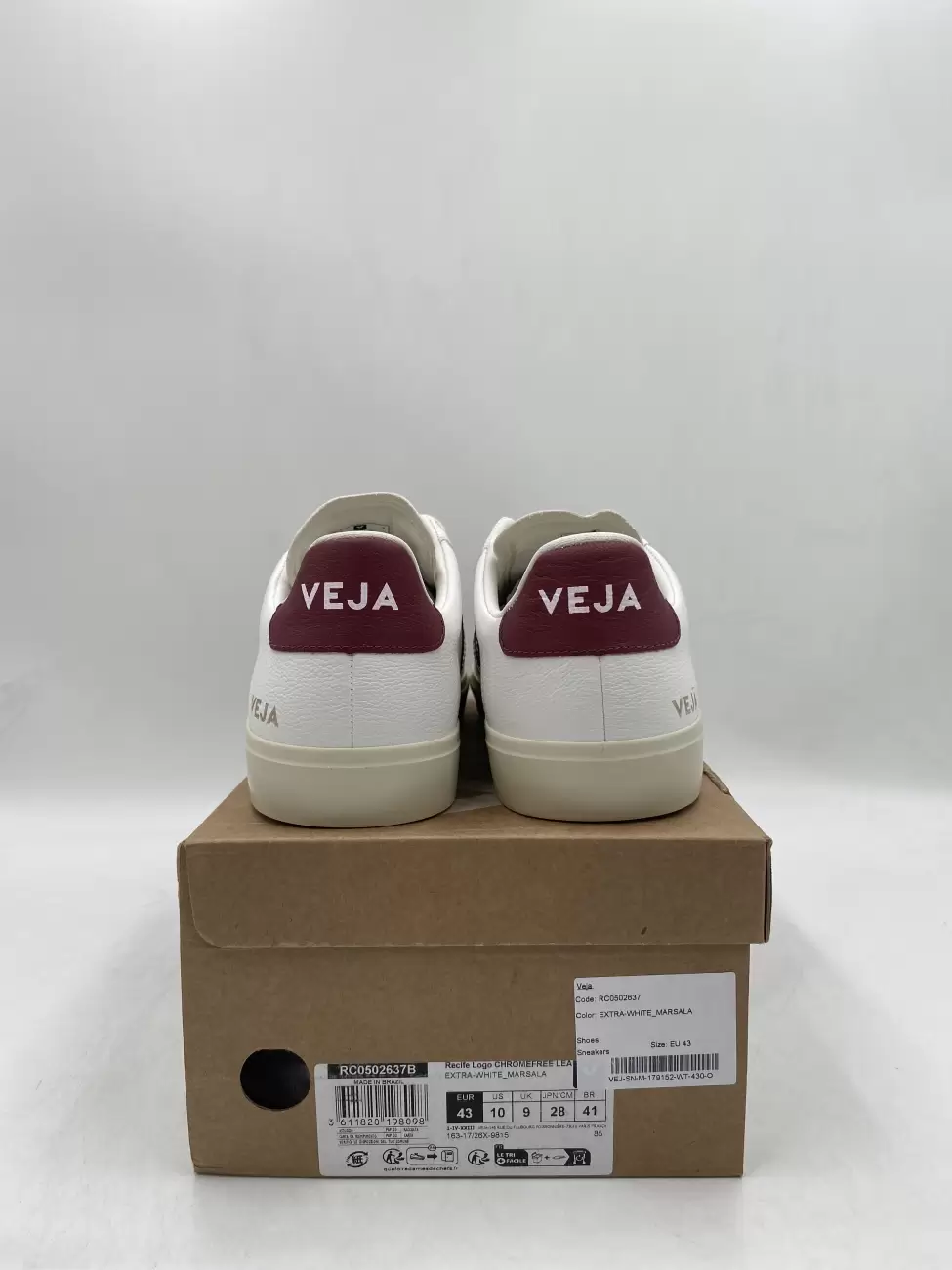 Veja Recife Sneaker in Extra White & Marsala