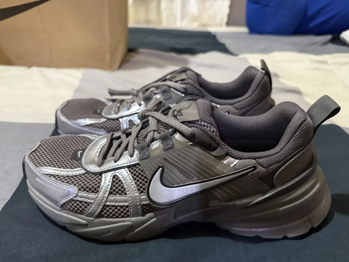 ■Nike■ V2K Run M Cave Stone Flat Pewter Medium Ash lli Nike V2K Run (Cave Stone/ Flat Pewter/ Medium Ash/ Metallic