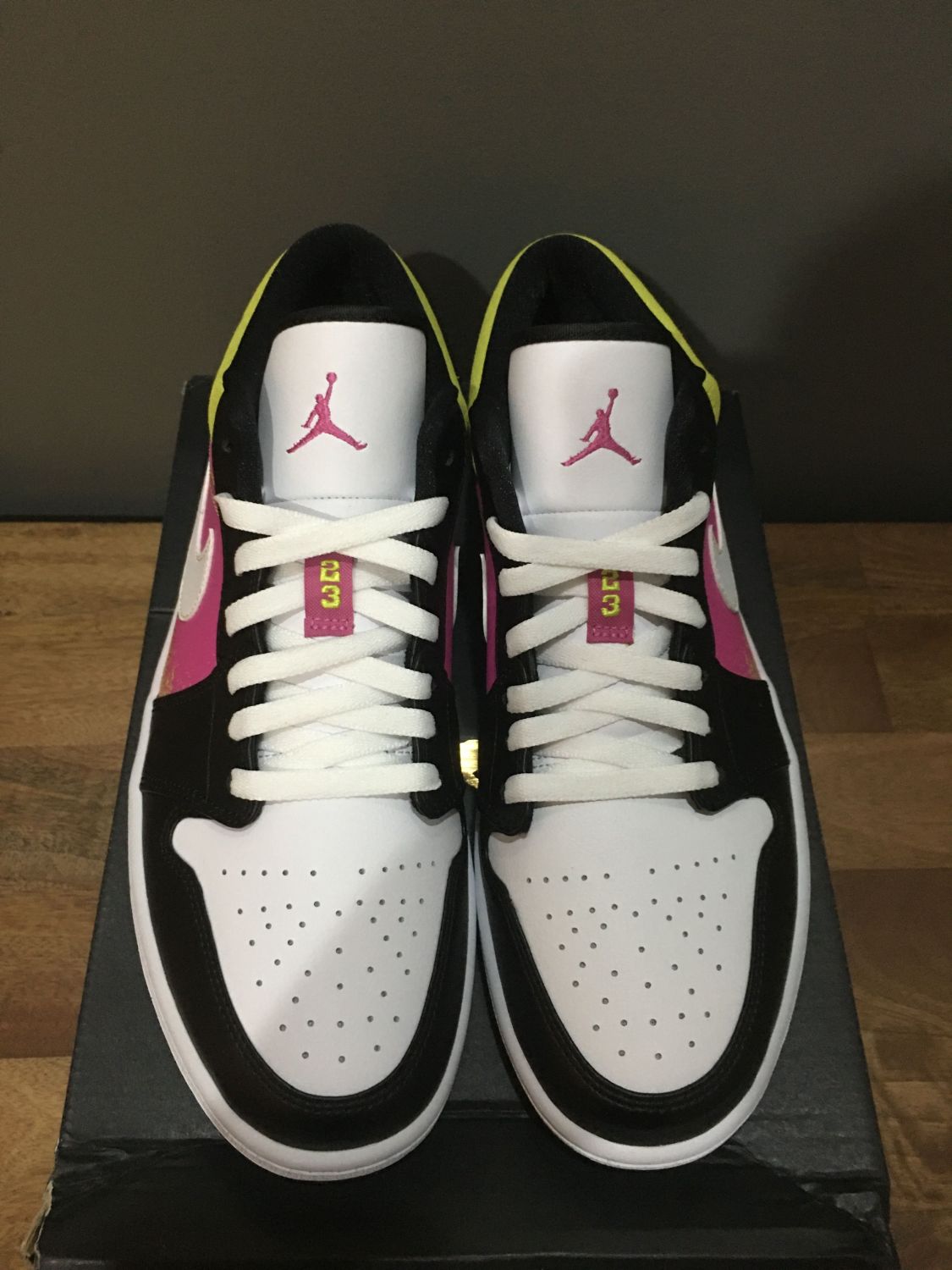 fuchsia jordan 1 low