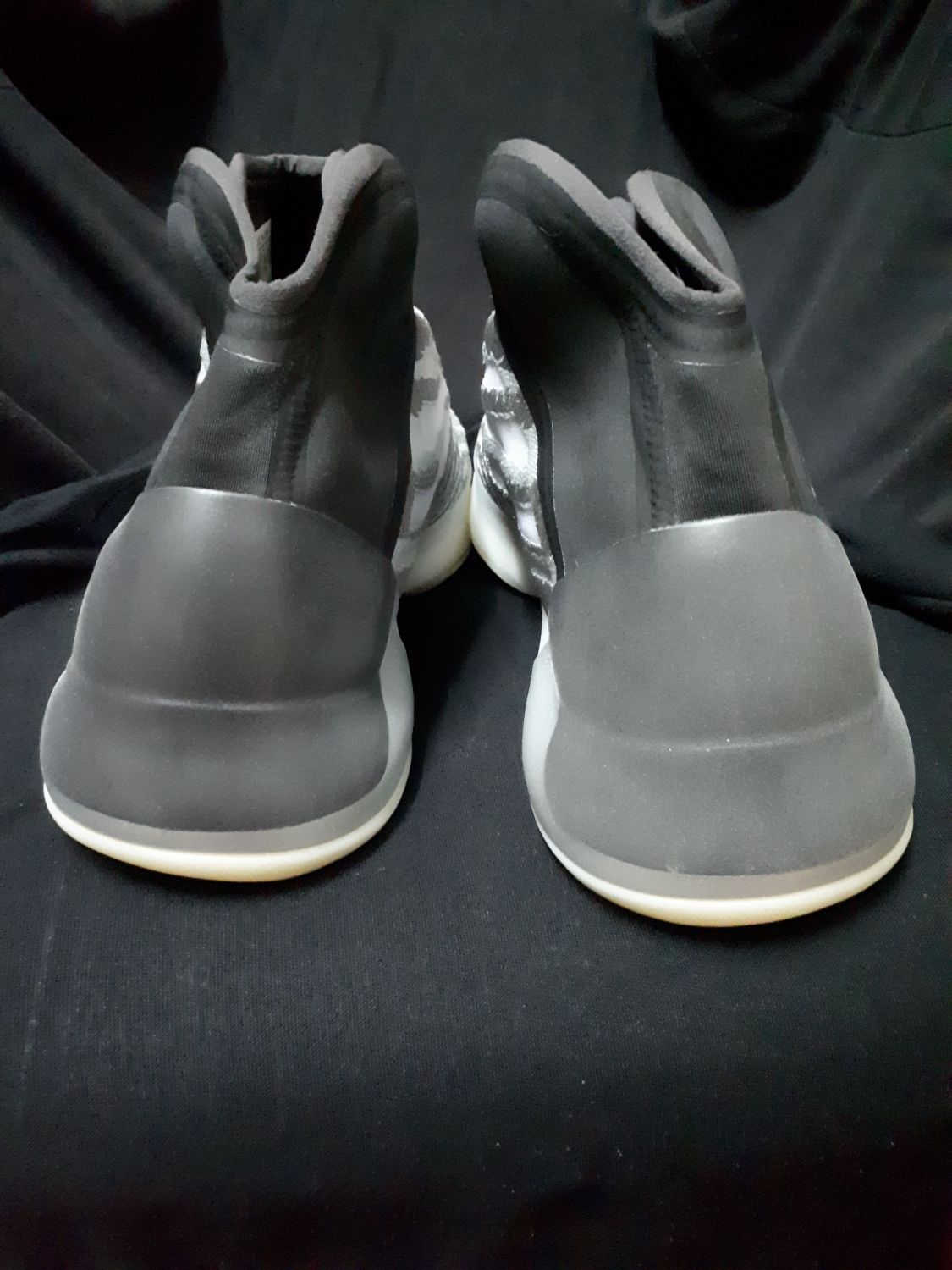 yeezy qntm mono carbon