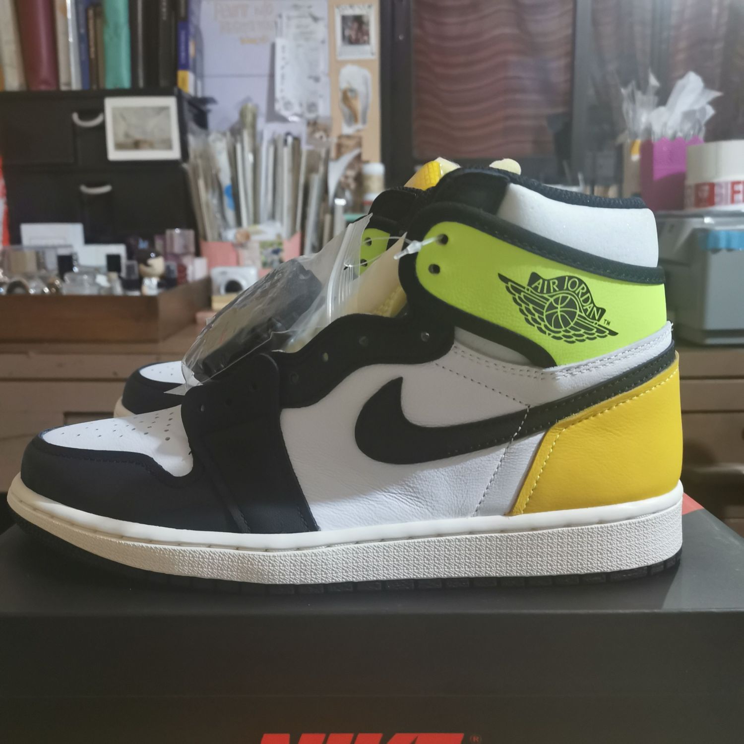 retro 1 high og white black volt