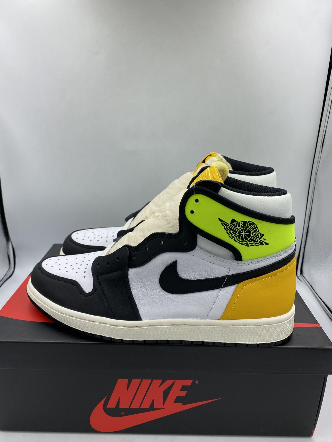 jordan retro 1 white black volt