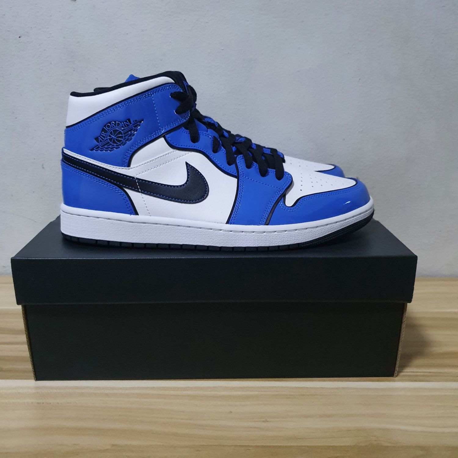 Jordan 1 Mid Signal Blue | AfterMarket