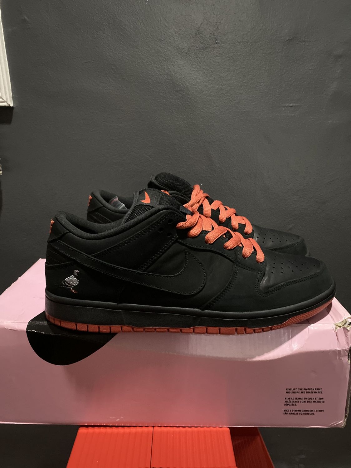 sb dunk black pigeon