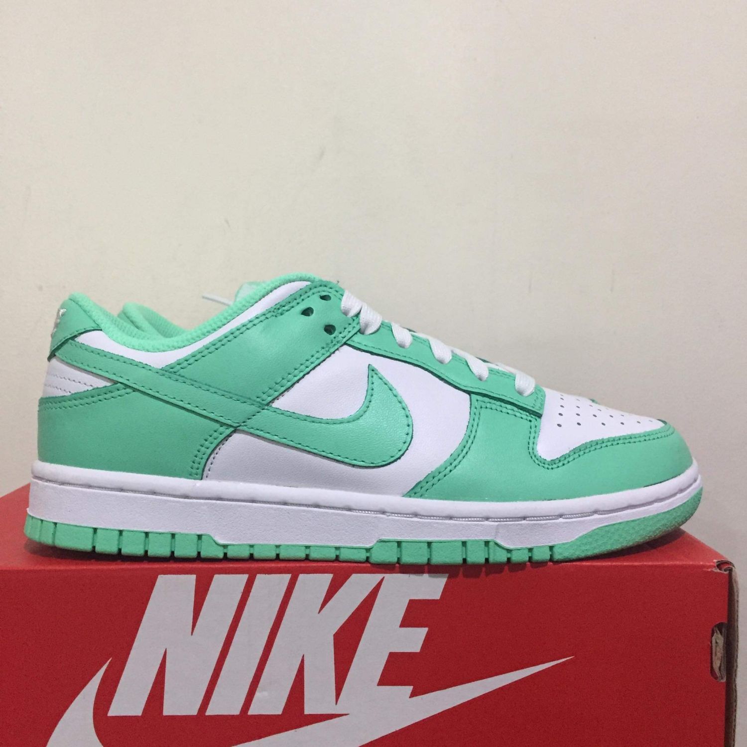 nike dunk low green glow w