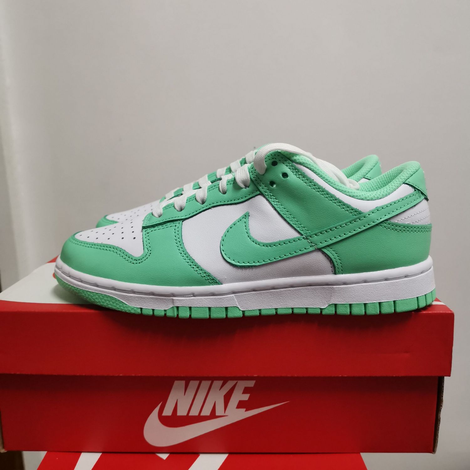 nike dunk low green glow w