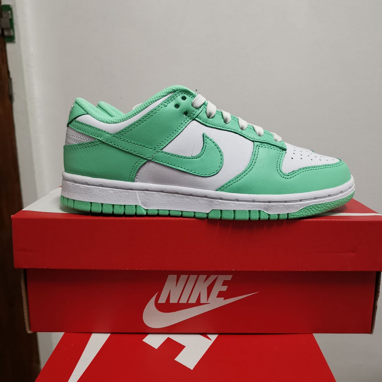 nike dunk low green glow w