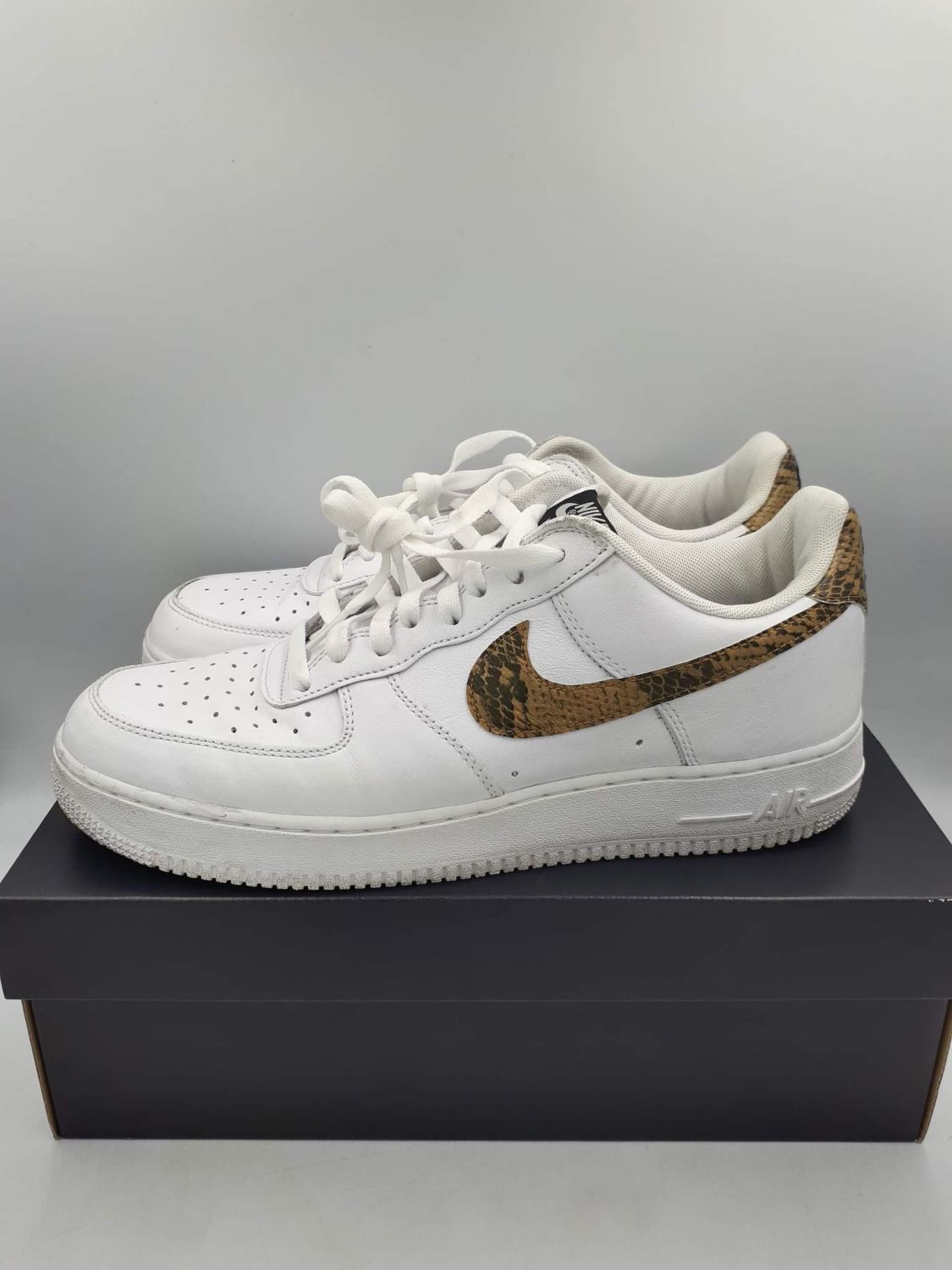 Air force 1 outlet ivory snake socks