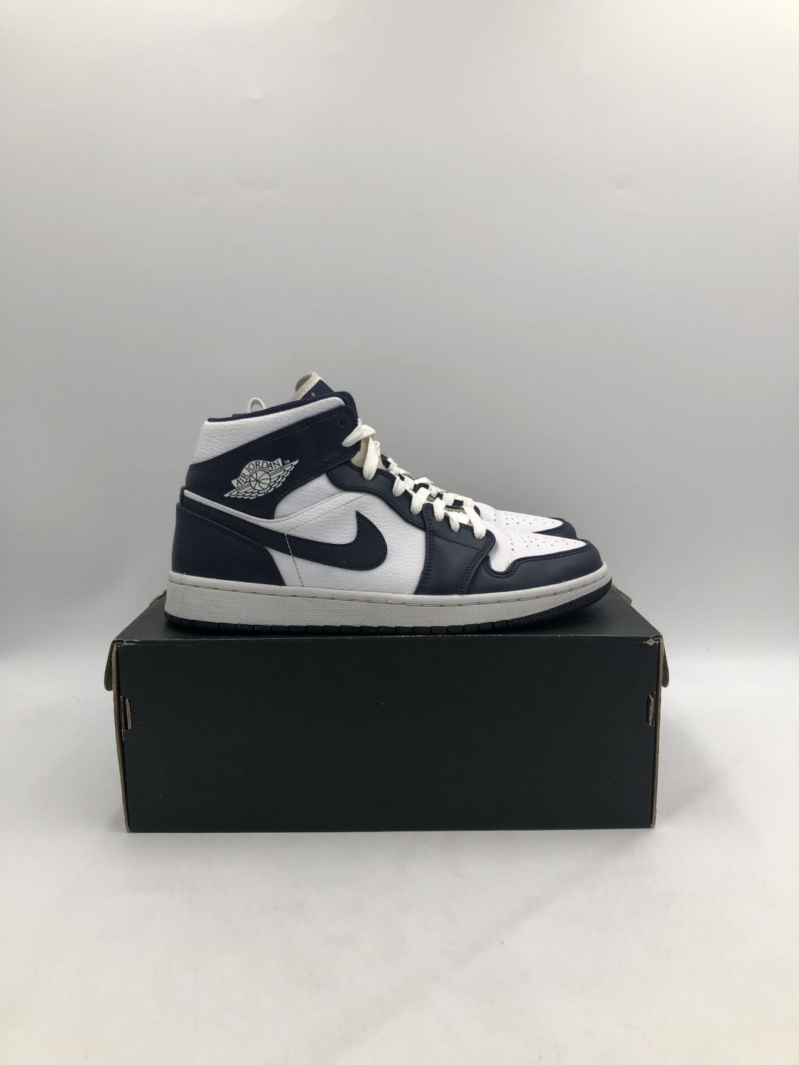 jordan 1 mid obsidian white gold