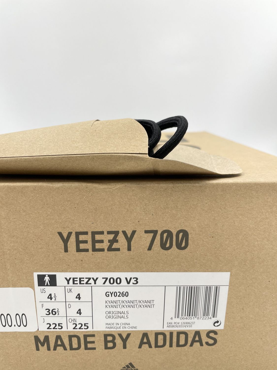 Real yeezy 700 on sale box